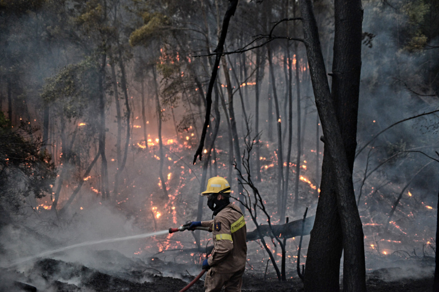 Νύχτα αγωνίας για τις φωτιές στην Αττική -  Εκκενώνονται Καπανδρίτι, Πολυδένδρι, Πευκόφυτο, Βόθωνας και οικισμός Ποντίων