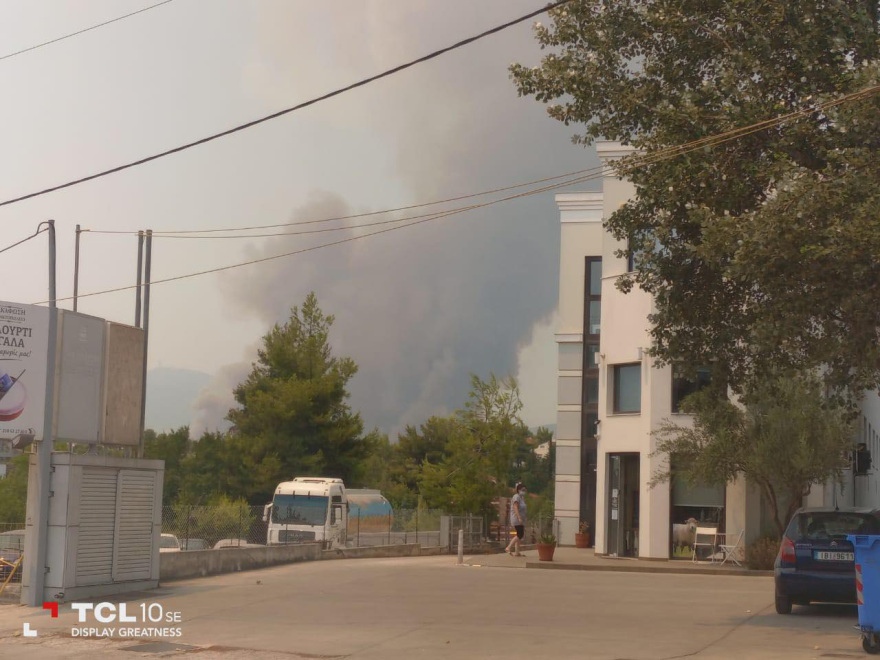 Τρία νέα μέτωπα στη Βαρυμπόμπη: Συναγερμός για το Κρυονέρι - Εκκενώνονται Ιπποκράτειος Πολιτεία και Δροσοπηγή