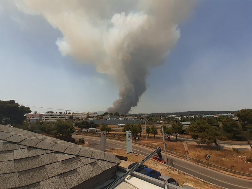 Φωτιά στη Βαρυμπόμπη: Οι φλόγες περικυκλώνουν σπίτια στο Κρυονέρι - Μήνυμα από το 112 - Εκκενώστε Κρυονέρι, Ιπποκράτειο Πολιτεία