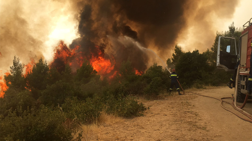 Νύχτα αγωνίας για τις φωτιές στην Αττική -  Εκκενώνονται Καπανδρίτι, Πολυδένδρι, Πευκόφυτο, Βόθωνας και οικισμός Ποντίων