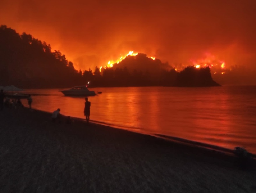 Φωτιά στην Εύβοια: Εκκενώθηκε η Λίμνη - Απομακρύνθηκαν με ferry boat πάνω από 1.000 άνθρωποι (βίντεο)