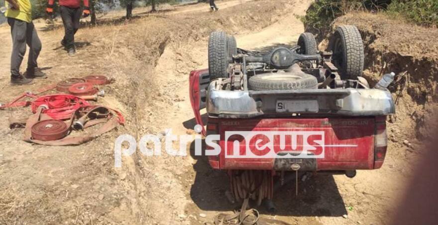 Φωτιά στον Πύργο: Στο νοσοκομείο δύο πυροσβέστες μετά την ανατροπή του οχήματός τους