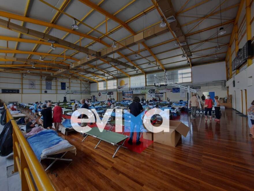 Εύβοια: Στο γήπεδο Χαλκιά-Αναστασιάδη θα μείνουν οι πυρόπληκτοι πολίτες - Φωτογραφίες