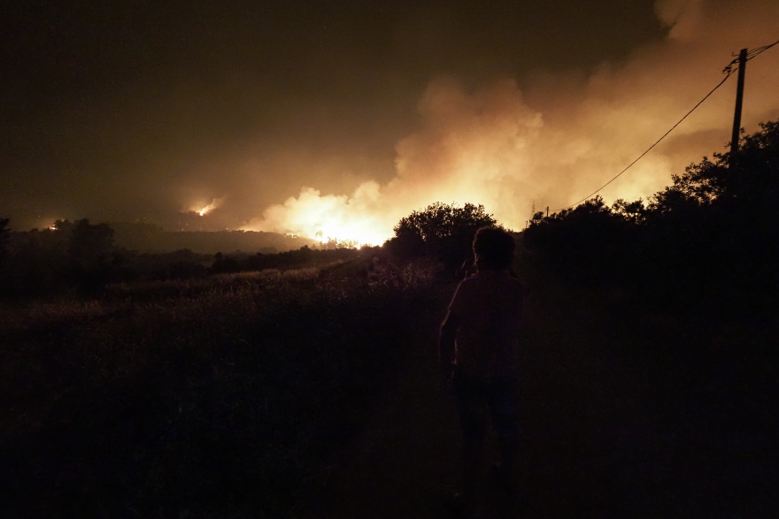Συνεχίζεται ο εφιάλτης στην Εύβοια: Πολλαπλά τα μέτωπα - «Μάχη» για να σωθεί το Μαντούδι - Εκατοντάδες απεγκλωβισμοί από παραλίες