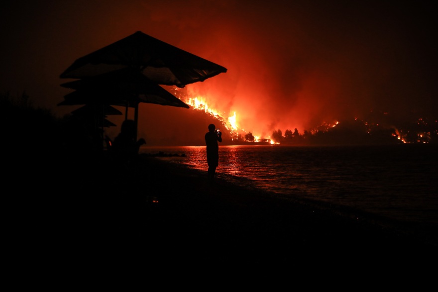 Φωτιά στην Εύβοια: Πύρινος όλεθρος για Λίμνη, Δάφνη, Μυρτιά, Κεχριές - Νέο μέτωπο προς Αιδηψό - Εκκενώσεις σε μοναστήρι και κατασκήνωση