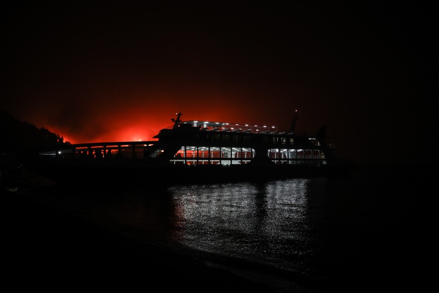 Φωτιά στην Εύβοια: Πύρινος όλεθρος για Λίμνη, Δάφνη, Μυρτιά, Κεχριές - Νέο μέτωπο προς Αιδηψό - Εκκενώσεις σε μοναστήρι και κατασκήνωση