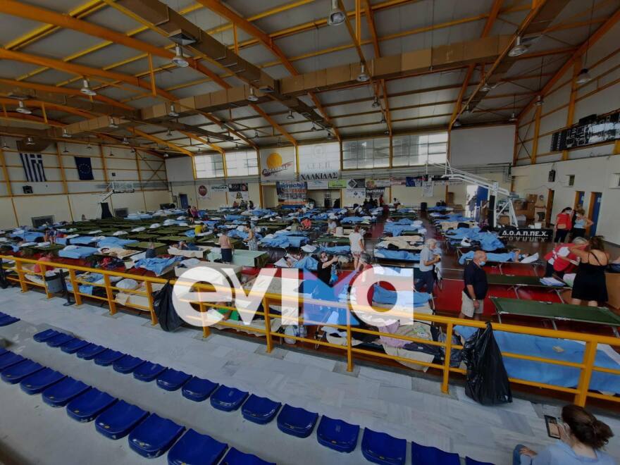 Εύβοια: Στο γήπεδο Χαλκιά-Αναστασιάδη θα μείνουν οι πυρόπληκτοι πολίτες - Φωτογραφίες