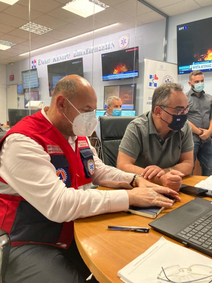 Στο Ενιαίο Κέντρο Επιχειρήσεων του ΕΚΑΒ ο Κοντοζαμάνης - Σε πλήρη επιχειρησιακή ετοιμότητα για περιστατικά απο τις πυρκαγιές