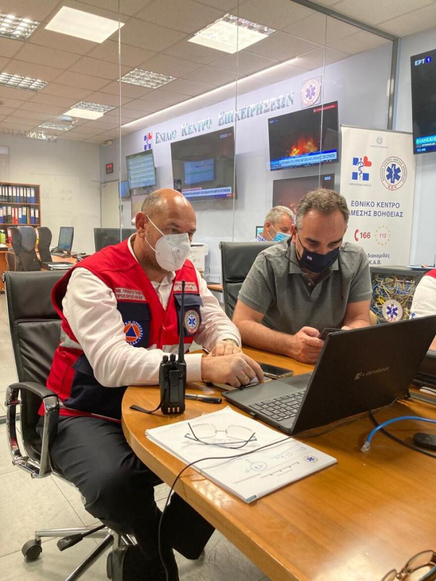 Στο Ενιαίο Κέντρο Επιχειρήσεων του ΕΚΑΒ ο Κοντοζαμάνης - Σε πλήρη επιχειρησιακή ετοιμότητα για περιστατικά απο τις πυρκαγιές