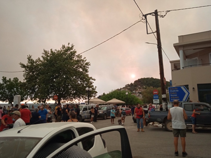 Φωτιά στην Εύβοια: Εκκενώθηκε η Λίμνη - Απομακρύνθηκαν με ferry boat πάνω από 1.000 άνθρωποι (βίντεο)
