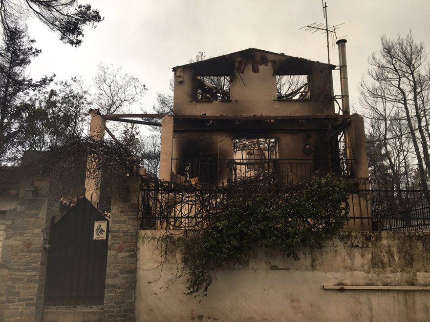 Φωτιά στην Αττική - Αγώνας δρόμου για να ελεγχθούν τα μέτωπα στις Αφίδνες - Καμένα σπίτια και αυτοκίνητα στη Δροσοπηγή (βίντεο + φωτογραφίες)