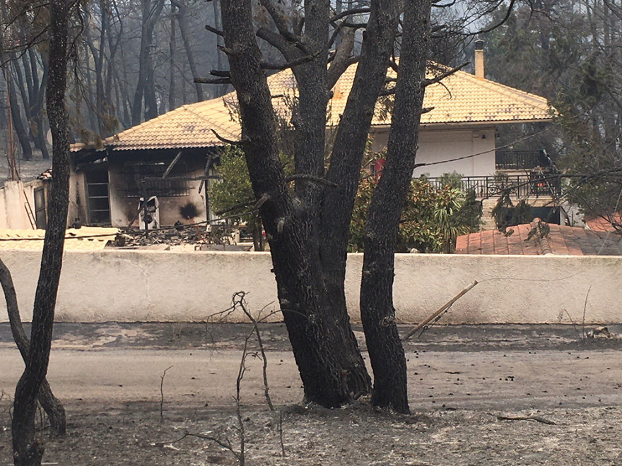Φωτιά στην Αττική - Αγώνας δρόμου για να ελεγχθούν τα μέτωπα στις Αφίδνες - Καμένα σπίτια και αυτοκίνητα στη Δροσοπηγή (βίντεο + φωτογραφίες)