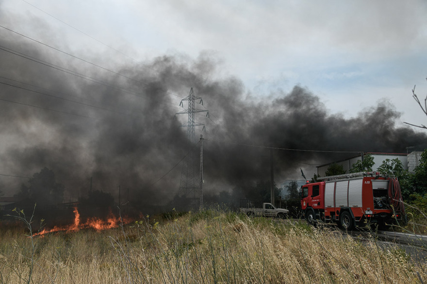 Φωτιά στην Αττική: Μάχη με τις φλόγες σε εργοστάσιο στις Αφίδνες - Εκκενώνονται Πολυδένδρι και Καπανδρίτι