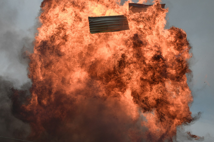 Φωτιά στην Αττική: Μάχη με τις φλόγες σε εργοστάσιο στις Αφίδνες - Εκκενώνονται Πολυδένδρι και Καπανδρίτι