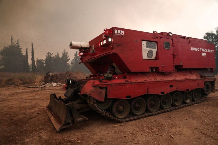 Φωτιά στην Αττική: Δείτε βίντεο - Στο Κρυονέρι οι φλόγες - Τρομερές εκρήξεις σε μετασχηματιστές