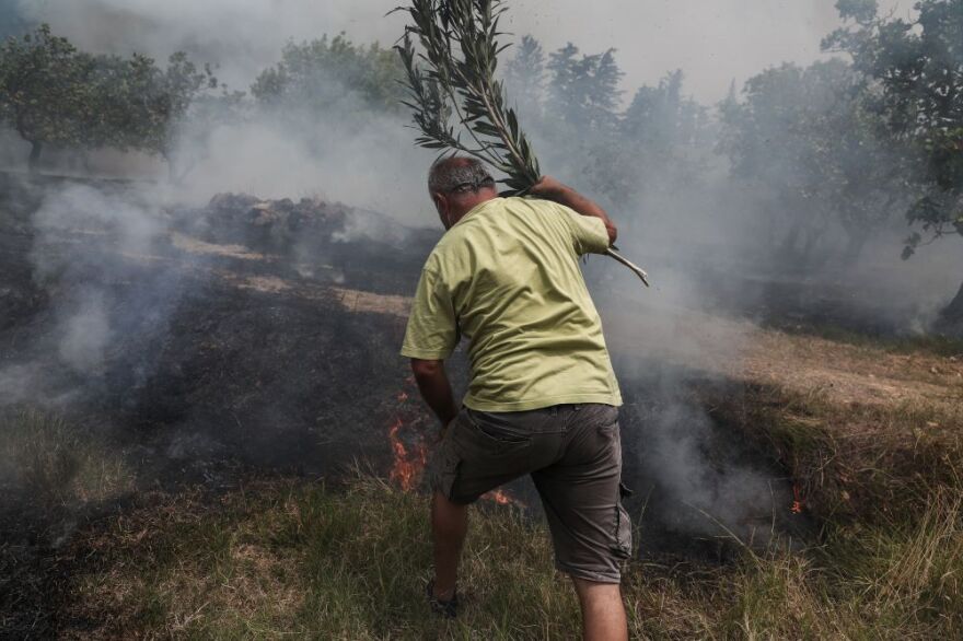Φωτιά στην Αττική: Δείτε βίντεο - Στο Κρυονέρι οι φλόγες - Τρομερές εκρήξεις σε μετασχηματιστές