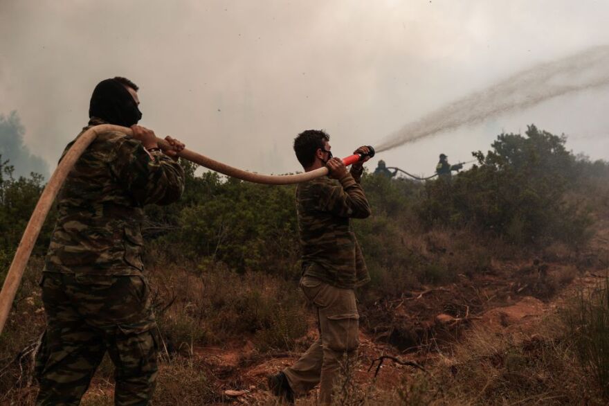 Φωτιά στην Αττική: Δείτε βίντεο - Στο Κρυονέρι οι φλόγες - Τρομερές εκρήξεις σε μετασχηματιστές