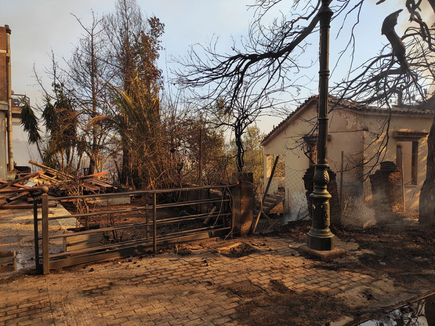 Μαλακάσα: Οι φλόγες πέρασαν την εθνική προς Ωρωπό - Αίτημα να εκκενωθεί το Μαρκόπουλο 