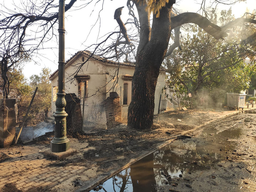 Μαλακάσα: Οι φλόγες πέρασαν την εθνική προς Ωρωπό - Αίτημα να εκκενωθεί το Μαρκόπουλο 
