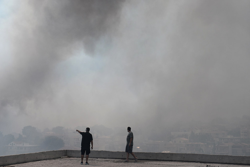 Μαλακάσα: Οι φλόγες πέρασαν την εθνική προς Ωρωπό - Αίτημα να εκκενωθεί το Μαρκόπουλο 
