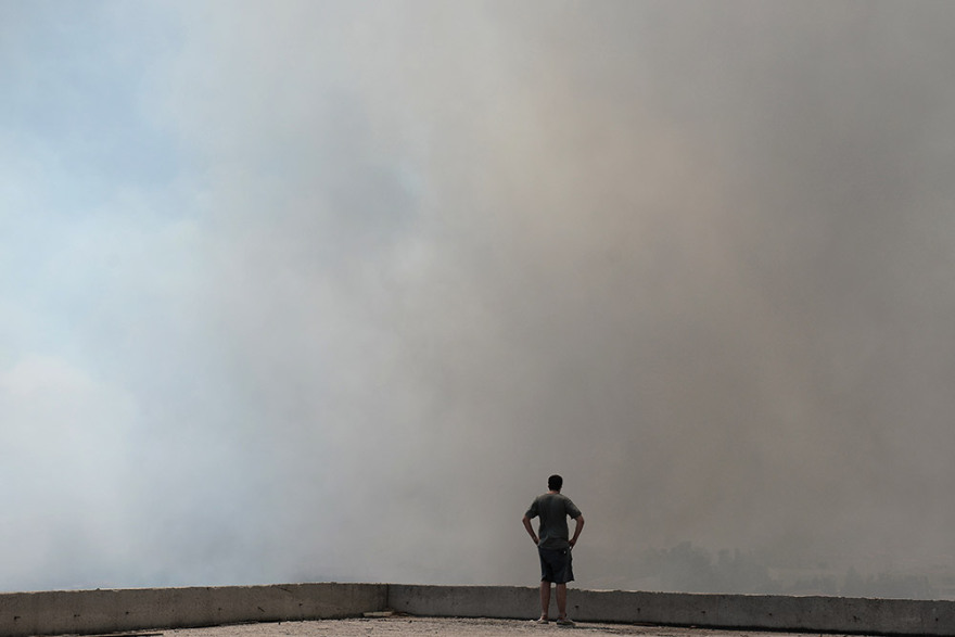Μαλακάσα: Οι φλόγες πέρασαν την εθνική προς Ωρωπό - Αίτημα να εκκενωθεί το Μαρκόπουλο 
