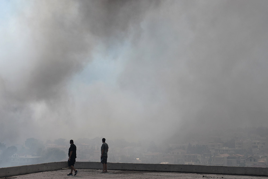 Μαλακάσα: Οι φλόγες πέρασαν την εθνική προς Ωρωπό - Αίτημα να εκκενωθεί το Μαρκόπουλο 