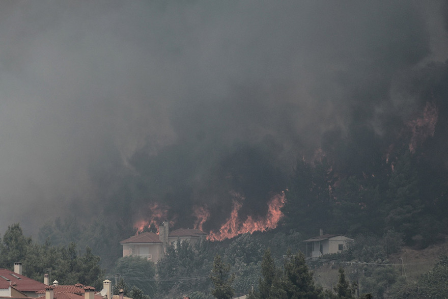 Μαλακάσα: Οι φλόγες πέρασαν την εθνική προς Ωρωπό - Αίτημα να εκκενωθεί το Μαρκόπουλο 
