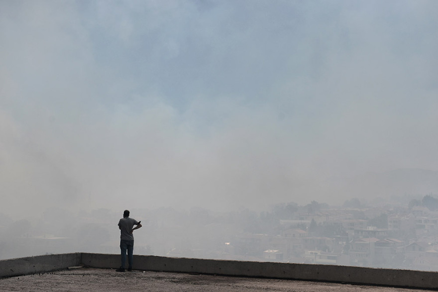 Μαλακάσα: Οι φλόγες πέρασαν την εθνική προς Ωρωπό - Αίτημα να εκκενωθεί το Μαρκόπουλο 