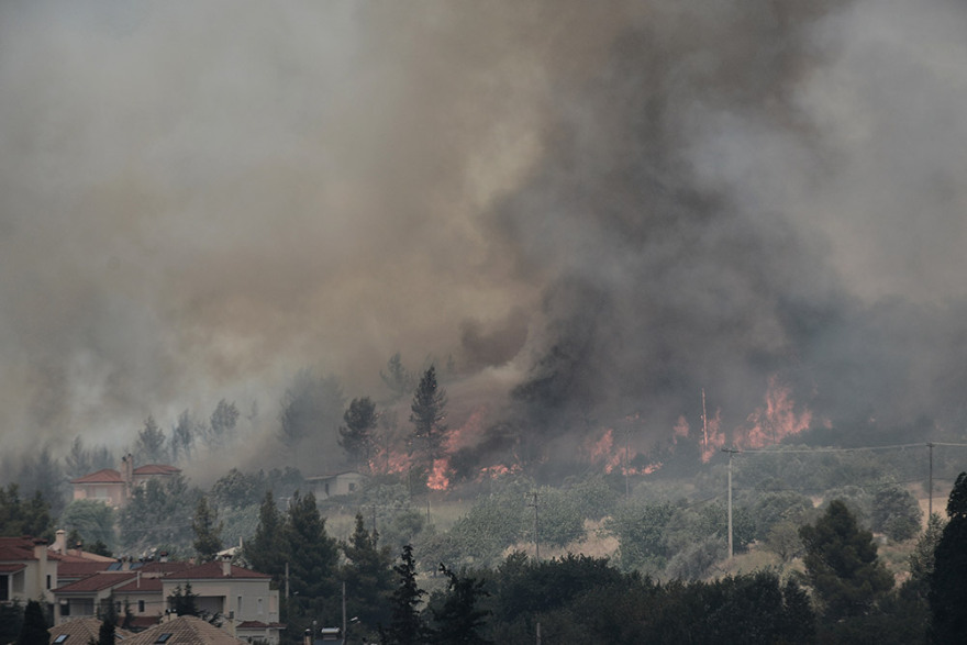 Μαλακάσα: Οι φλόγες πέρασαν την εθνική προς Ωρωπό - Αίτημα να εκκενωθεί το Μαρκόπουλο 