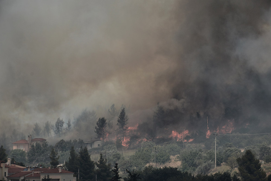 Μαλακάσα: Οι φλόγες πέρασαν την εθνική προς Ωρωπό - Αίτημα να εκκενωθεί το Μαρκόπουλο 