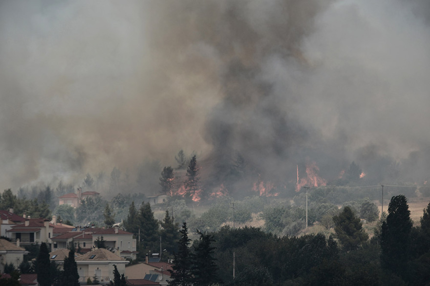 Μαλακάσα: Οι φλόγες πέρασαν την εθνική προς Ωρωπό - Αίτημα να εκκενωθεί το Μαρκόπουλο 