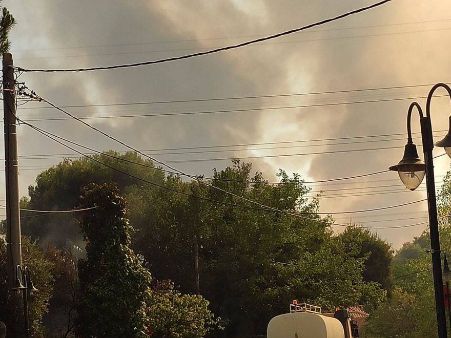 Φωτιά στην Αττική: Σε πύρινο κλοιό Θρακομακεδόνες, Πάρνηθα