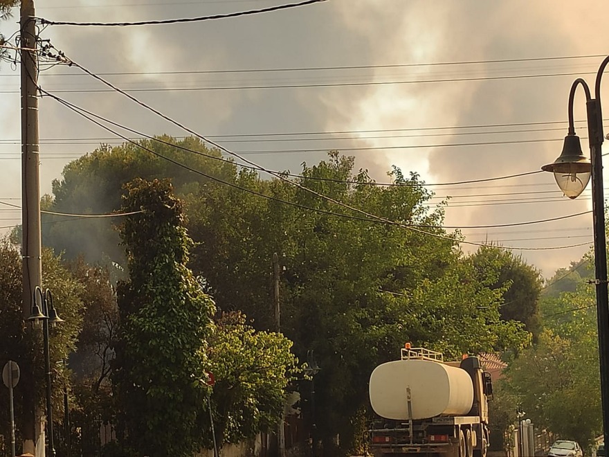 Φωτιά στην Αττική: Σε πύρινο κλοιό Θρακομακεδόνες, Πάρνηθα