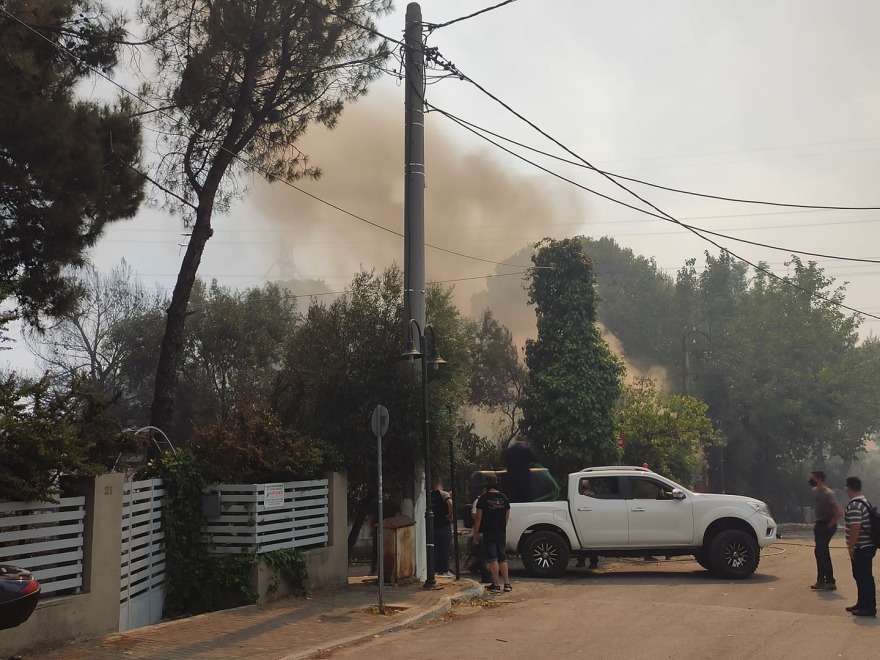 Μαλακάσα: Οι φλόγες πέρασαν την εθνική προς Ωρωπό - Αίτημα να εκκενωθεί το Μαρκόπουλο 