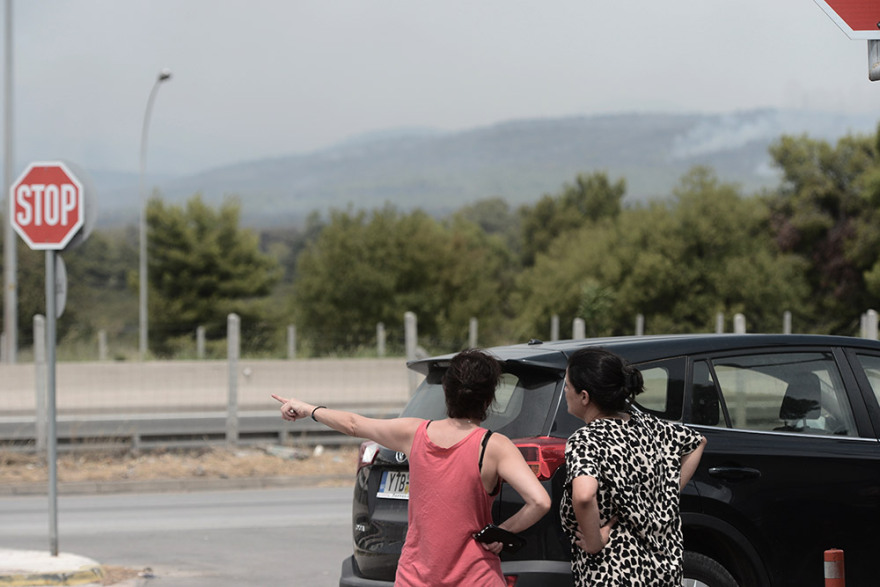 Φωτιά στη Βαρυμπόμπη: Σε πάρκινγκ της Εθνικής οδού διανυκτέρευσαν κάτοικοι της βορειοανατολικής Αττικής