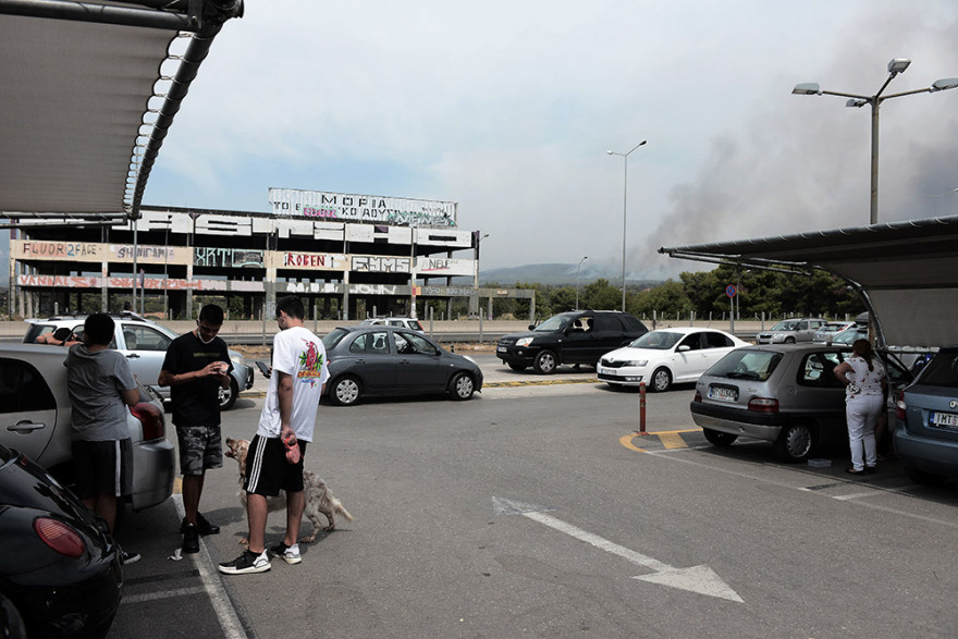 Φωτιά στη Βαρυμπόμπη: Σε πάρκινγκ της Εθνικής οδού διανυκτέρευσαν κάτοικοι της βορειοανατολικής Αττικής