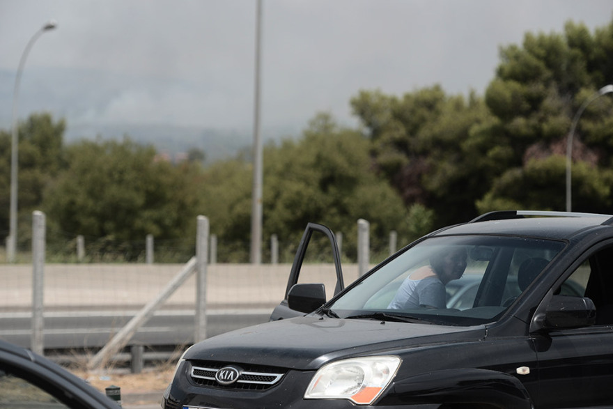 Φωτιά στη Βαρυμπόμπη: Σε πάρκινγκ της Εθνικής οδού διανυκτέρευσαν κάτοικοι της βορειοανατολικής Αττικής