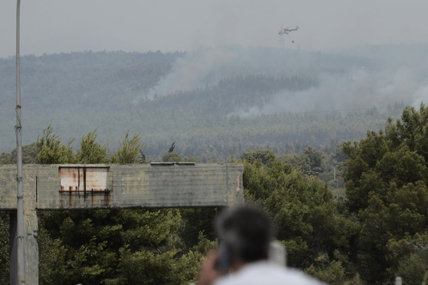 Φωτιά στη Βαρυμπόμπη: Σε πάρκινγκ της Εθνικής οδού διανυκτέρευσαν κάτοικοι της βορειοανατολικής Αττικής