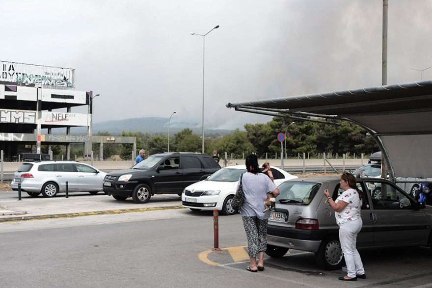 Φωτιά στη Βαρυμπόμπη: Σε πάρκινγκ της Εθνικής οδού διανυκτέρευσαν κάτοικοι της βορειοανατολικής Αττικής