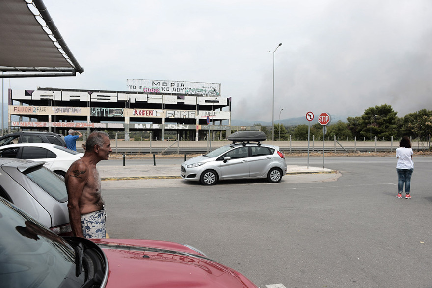 Φωτιά στη Βαρυμπόμπη: Σε πάρκινγκ της Εθνικής οδού διανυκτέρευσαν κάτοικοι της βορειοανατολικής Αττικής