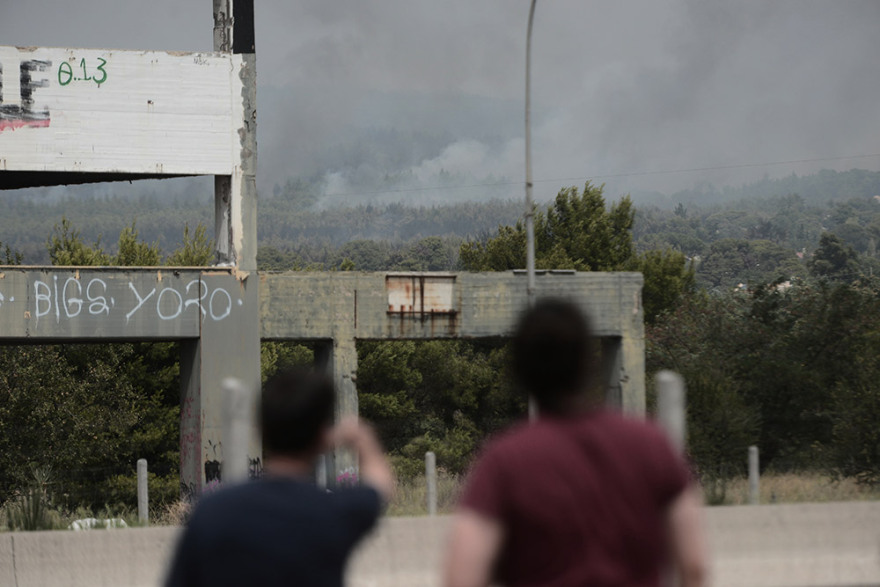 Φωτιά στη Βαρυμπόμπη: Σε πάρκινγκ της Εθνικής οδού διανυκτέρευσαν κάτοικοι της βορειοανατολικής Αττικής