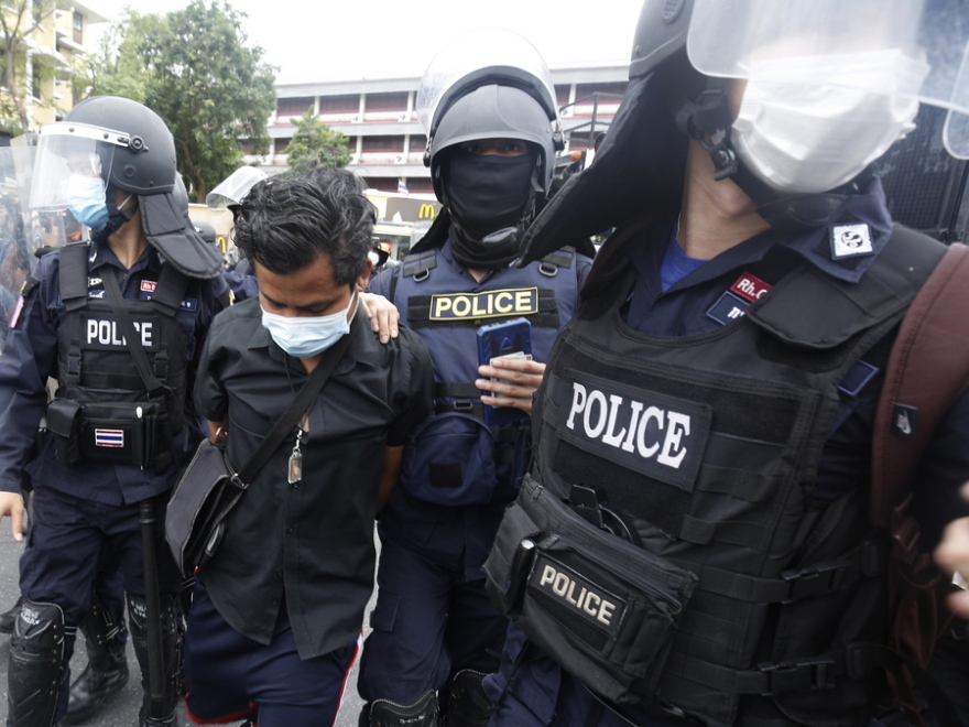 Ταϊλάνδη: Επεισόδια με αστυνομικούς σε αντικυβερνητικές διαδηλώσεις - Δείτε βίντεο