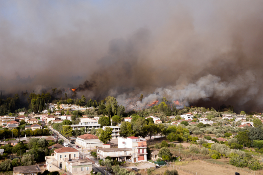 Μαίνεται η πύρινη λαίλαπα: Nυχθημερόν μάχη με τις φλόγες - Σκηνές αποκάλυψης σε Αττική, Εύβοια, Μεσσηνία και Ηλεία