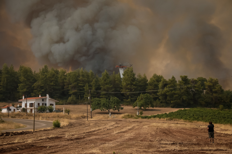 Πυρκαγιές - Αγωνία για την Εύβοια: Ανεξέλεγκτα τα μέτωπα, εκκενώνονται άλλοι τρεις οικισμοί