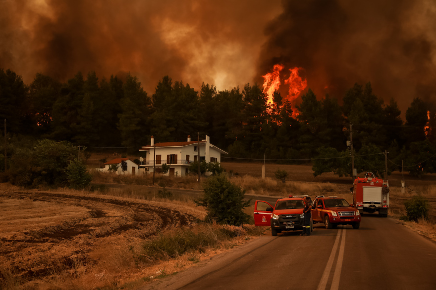 Μαίνεται η πύρινη λαίλαπα: Nυχθημερόν μάχη με τις φλόγες - Σκηνές αποκάλυψης σε Αττική, Εύβοια, Μεσσηνία και Ηλεία