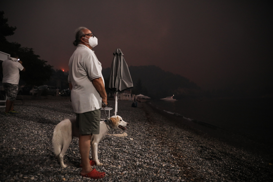 Μαίνεται η πύρινη λαίλαπα: Nυχθημερόν μάχη με τις φλόγες - Σκηνές αποκάλυψης σε Αττική, Εύβοια, Μεσσηνία και Ηλεία