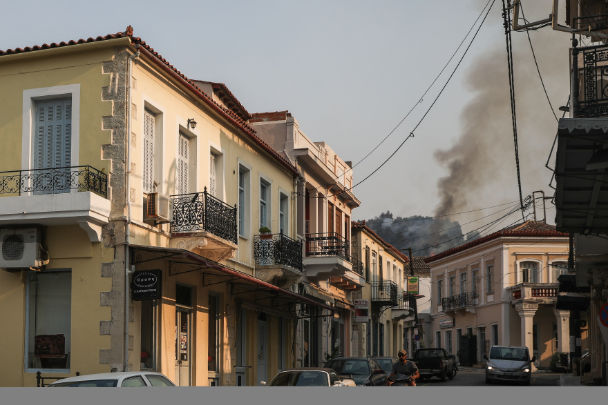 Πυρκαγιές - Αγωνία για την Εύβοια: Ανεξέλεγκτα τα μέτωπα, εκκενώνονται άλλοι τρεις οικισμοί