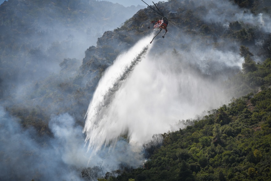 Σε ύφεση τα μέτωπα στην Αττική - Πνίγεται στον καπνό το λεκανοπέδιο