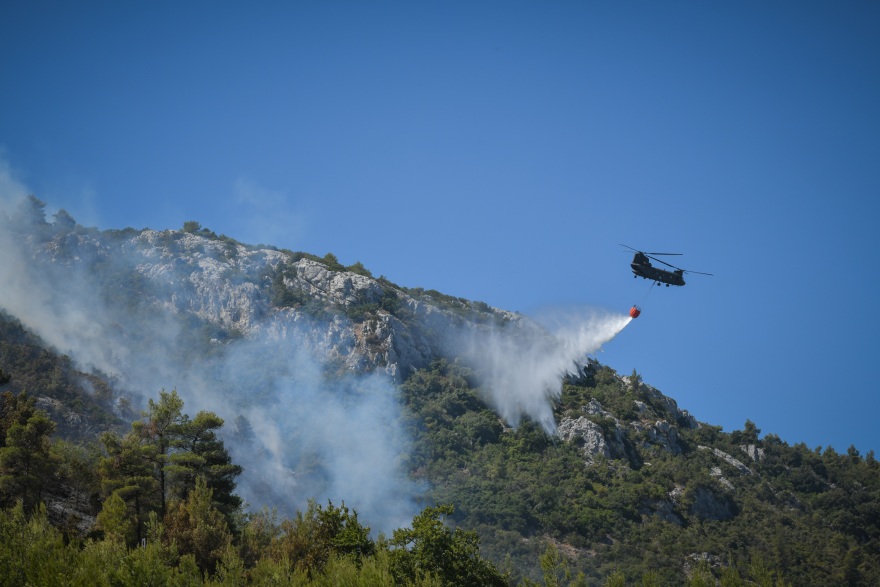Σε ύφεση τα μέτωπα στην Αττική - Πνίγεται στον καπνό το λεκανοπέδιο