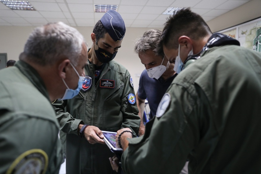 Ο Μητσοτάκης στη βάση των Canadair: Το «ευχαριστώ» σε πιλότους και μηχανικούς